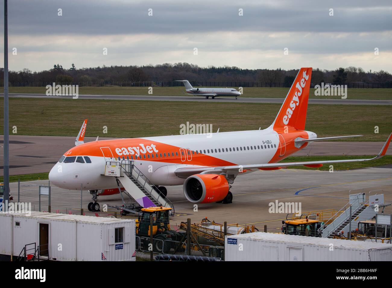 La foto datata marzo 30th 2020 mostra gli aerei EasyJet con messa a terra all'aeroporto di Luton lunedì mattina dopo che l'azienda ha messo a terra la flotta di aeromobili a causa dello scoppio del Coronavirus. File di aerei EasyJet sono stati visti allineati all'aeroporto di Luton oggi (Mon) dopo che l'azienda ha messo a terra la sua intera flotta di aeromobili a causa della pandemia di coronavirus. I 344 aerei della compagnia aerea resteranno a terra e la società ha lavorato con Union Unite per concordare accordi di due mesi sul furlough per l'equipaggio di cabina, il che significa che saranno pagati l'80% della loro retribuzione. Foto Stock