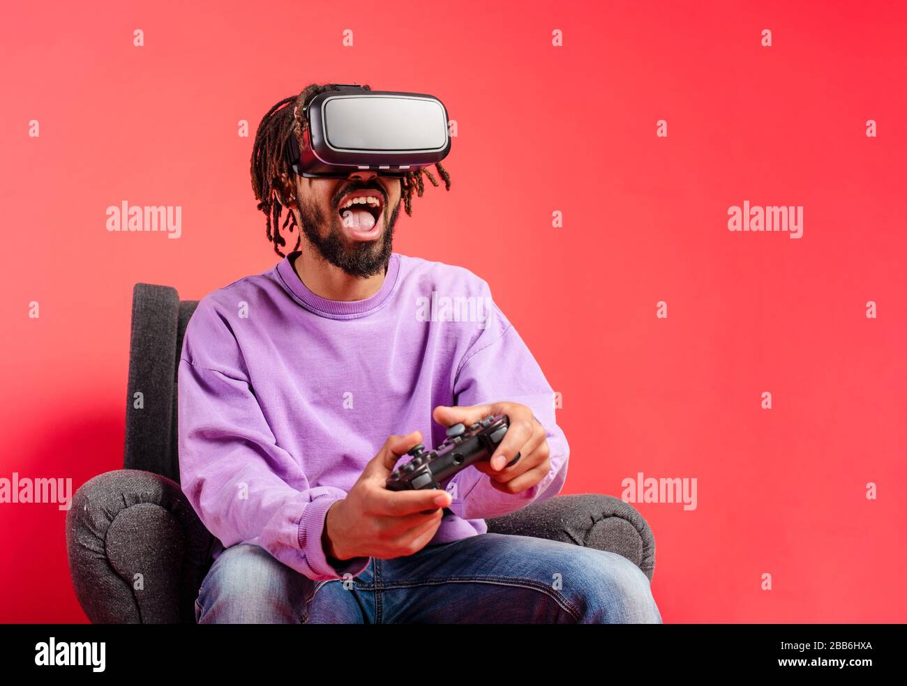 Ragazzo con occhiali VR gioca con un videogioco virtuale Foto Stock