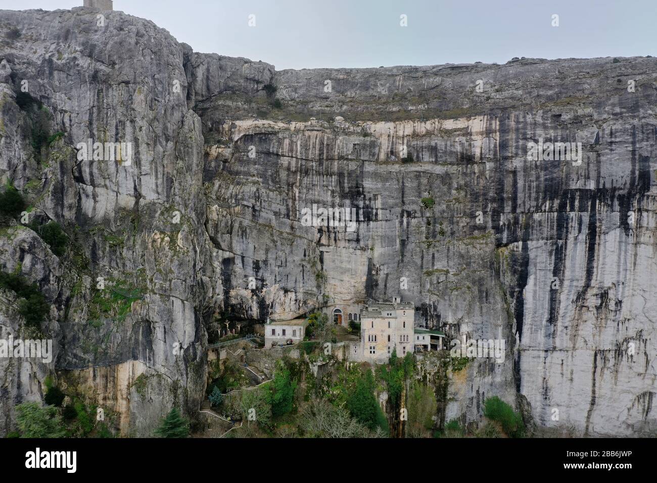 Veduta aerea della Grotta di Maria Magdalena in Francia, Plan D'Aups, il massiccio St.Baum, santo profumo, luogo famoso tra i credenti religiosi, il Foto Stock