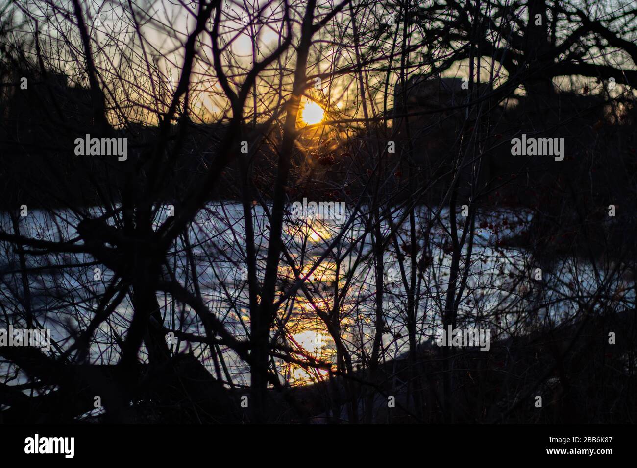 Un colpo del tramonto al Saranac River Trail, Plattsburgh, New York. Foto Stock