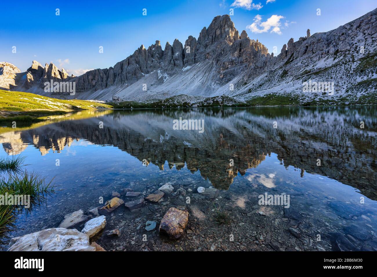 Monte Paterno riflessione in Lago dei piani, Parco Naturale tre Cime, Dolomiti, Italia Foto Stock