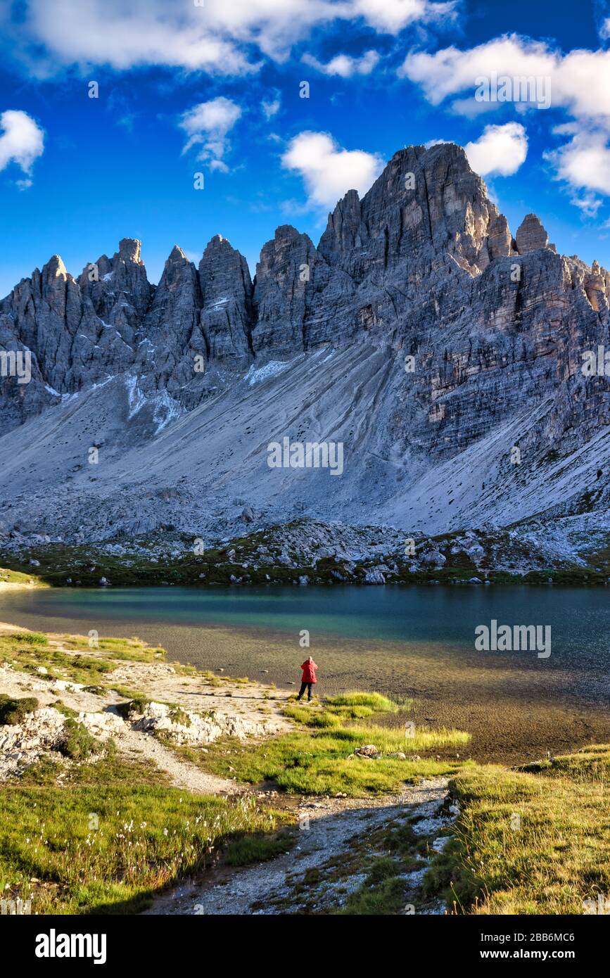 Donna che fotografa Monte Paterno e Lago dei piani, tre Cime di Lavarado, Dolomiti, Italia Foto Stock