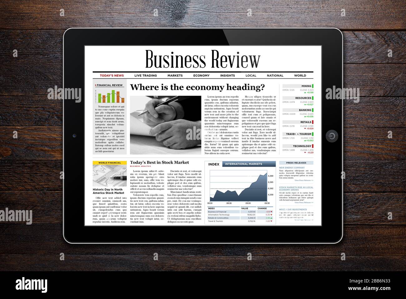 Notizie giornaliere visualizzate su tablet su sfondo di legno. Foto Stock