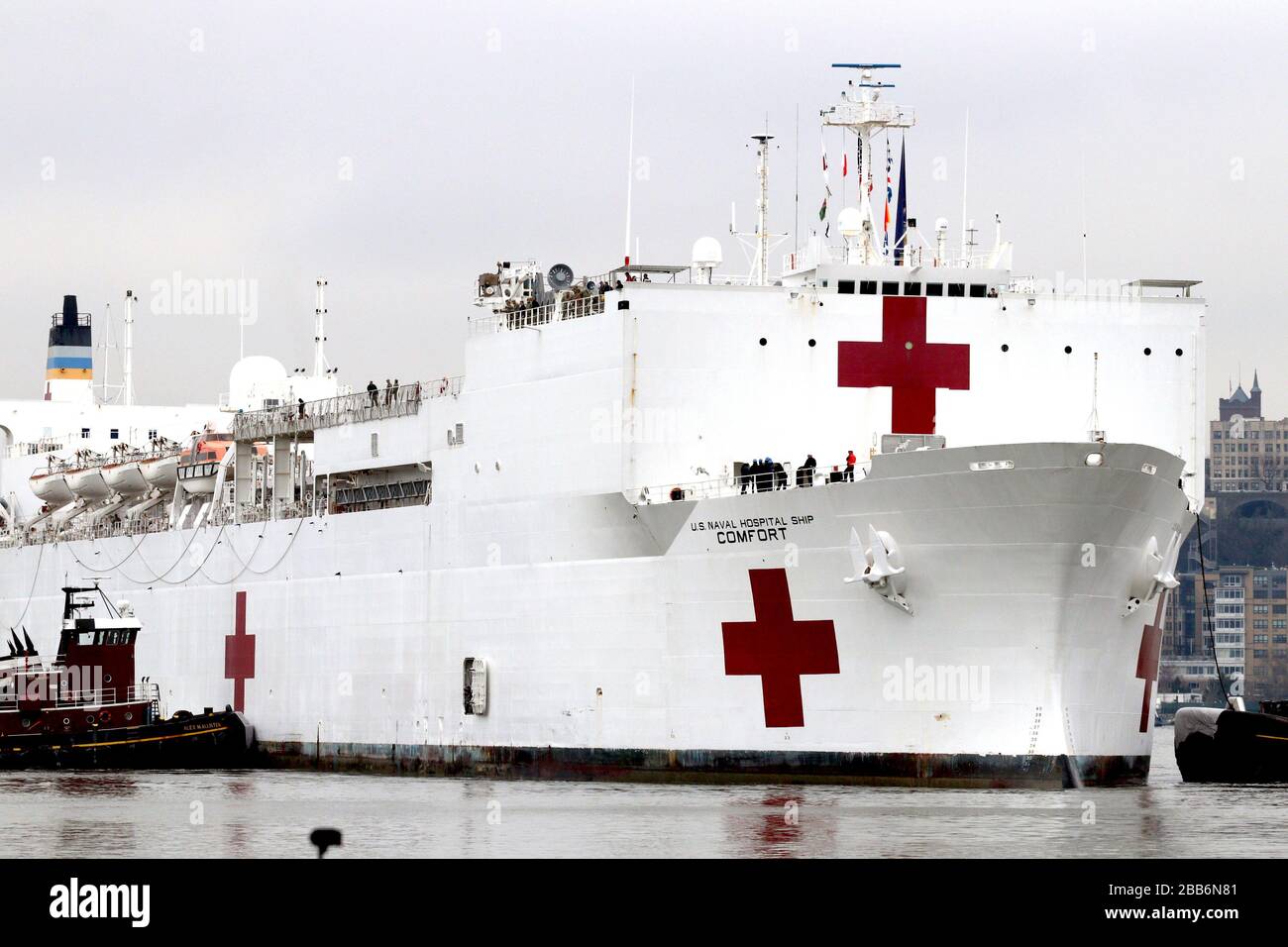 30 marzo 2020, New York City, New York, Stati Uniti: La nave ospedaliera militare USNS DA mille posti letto è arrivata a New York il 30 marzo 2020, a sostegno della lotta COVID-19, per rivivere le pressioni sul sistema medico della città. L'ospedale galleggiante tratterà pazienti non coronavirus. (Immagine di credito: © G. Ronald Lopez/ZUMA Wire) Foto Stock