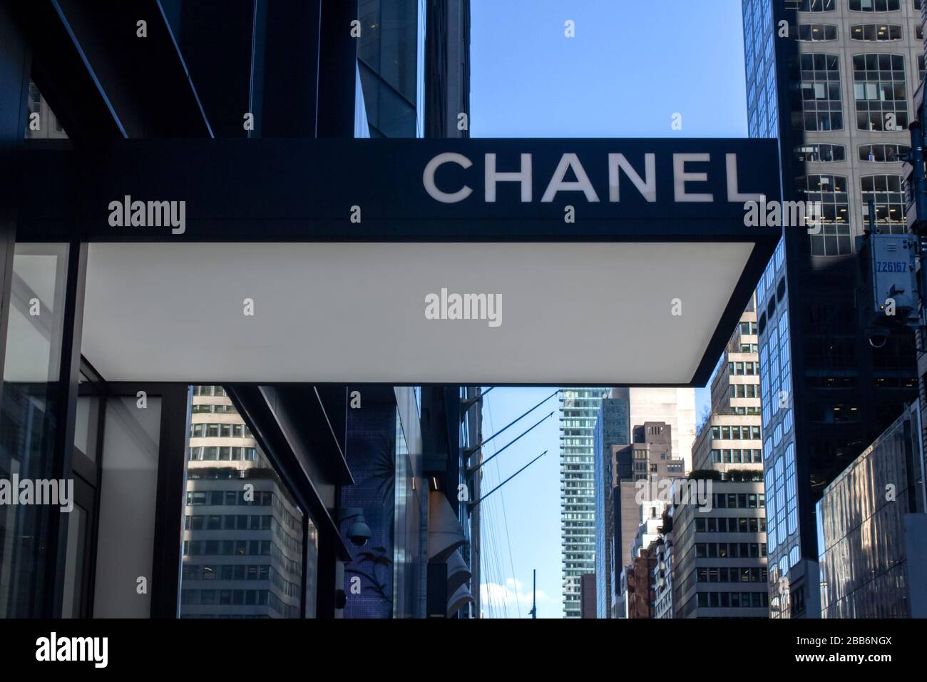 firma sopra l'ingresso di una boutique chanel a manhattan, new york Foto Stock