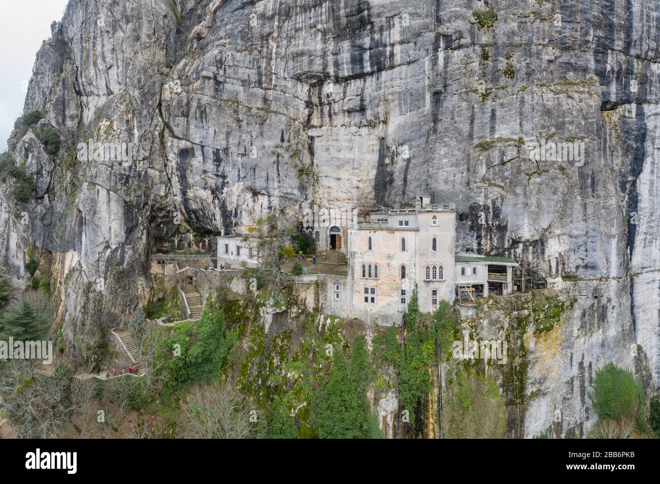 Veduta aerea della Grotta di Maria Magdalena in Francia, Plan D'Aups, il massiccio St.Baum, santo profumo, luogo famoso tra i credenti religiosi, il Foto Stock