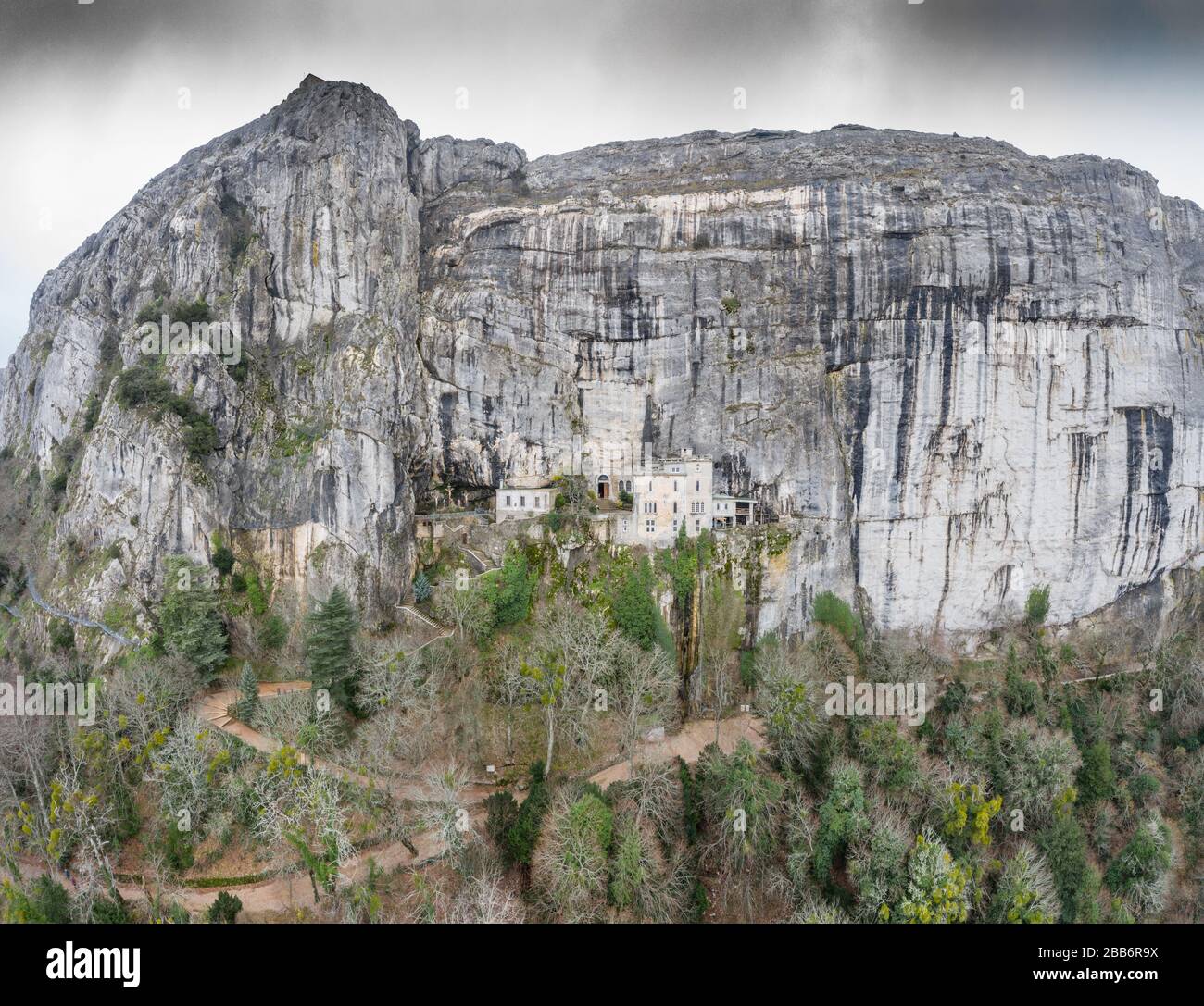 Veduta aerea della Grotta di Maria Magdalena in Francia, Plan D'Aups, il massiccio St.Baum, santo profumo, luogo famoso tra i credenti religiosi, il Foto Stock