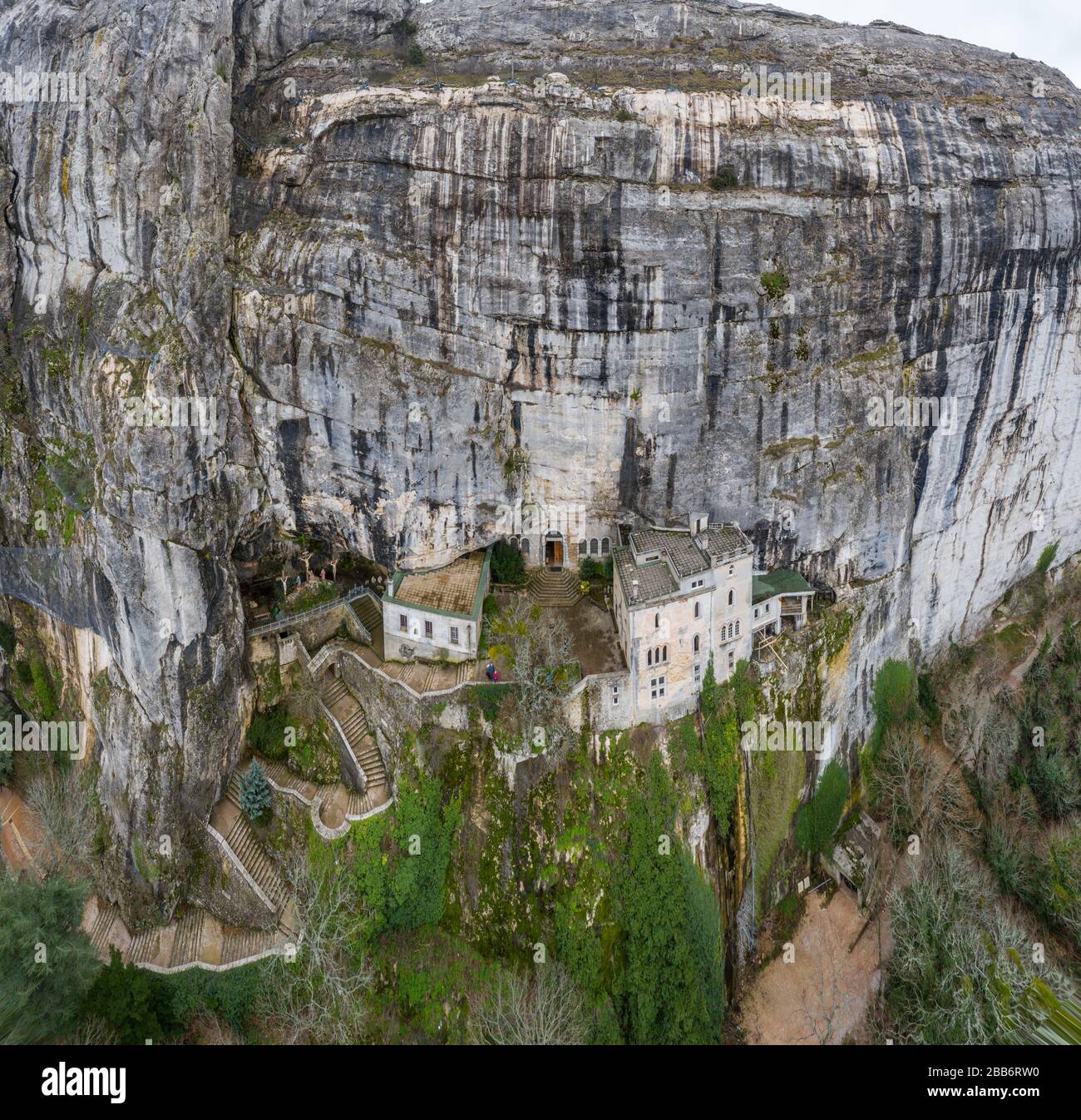 Veduta aerea della Grotta di Maria Magdalena in Francia, Plan D'Aups, il massiccio St.Baum, santo profumo, luogo famoso tra i credenti religiosi, il Foto Stock