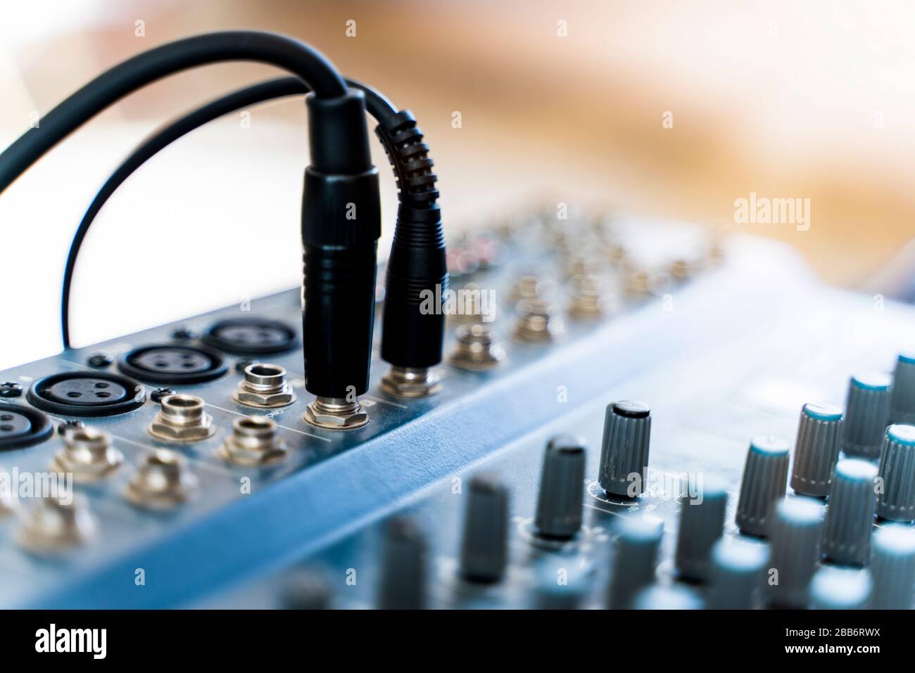 Produzione musicale professionale in studio di registrazione audio, mixer desk Foto Stock