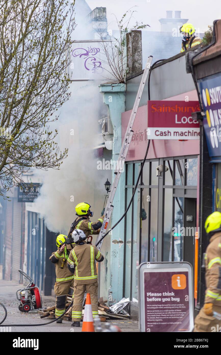 Amleto Court Road, Westcliff on Sea, Essex, Regno Unito. 30th marzo 2020. Un incendio accanto al supermercato Sainsbury ha creato problemi ingraditi durante la pandemia di Coronavirus. Ha richiesto la presenza di un gran numero di servizi di emergenza, ha colpito uno dei maggiori fornitori alimentari della zona e ha attirato gruppi di persone che non rispettano le linee guida di allontanamento sociale. Un portavoce della polizia dell'Essex ha detto: "Siamo stati chiamati a seguito di un incendio all'interno di un negozio intorno a 5pm. Mentre effettuava una ricerca della proprietà sono state trovate oltre 500 piante di cannabis' Foto Stock