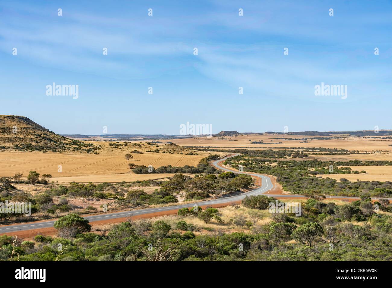 Strada tortuosa attraverso il paesaggio rurale, regione del Medio Ovest, Australia Occidentale, Australia Foto Stock