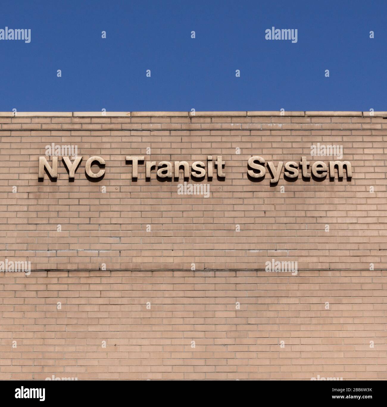 segno fatto di lettere metalliche imbullonate ad un muro di mattoni di un edificio nel nord di manhattan appartenente all'autorità del sistema di transito della città di new york Foto Stock