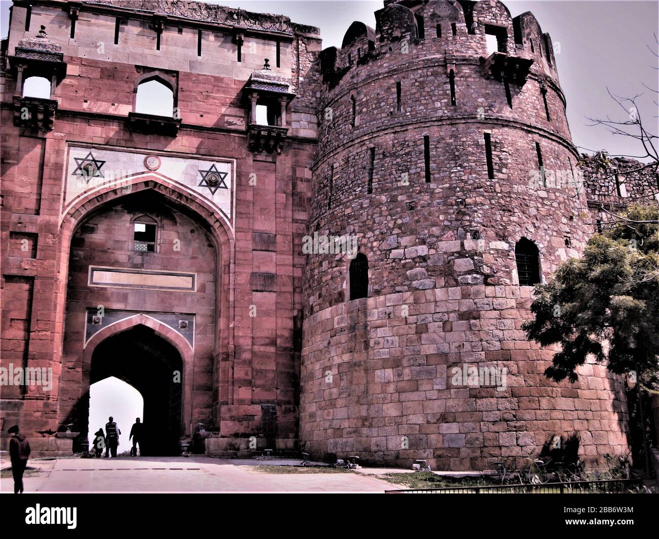 Bara darwaza cioè l'entrata principale di purana qila, Delhi, India Foto Stock
