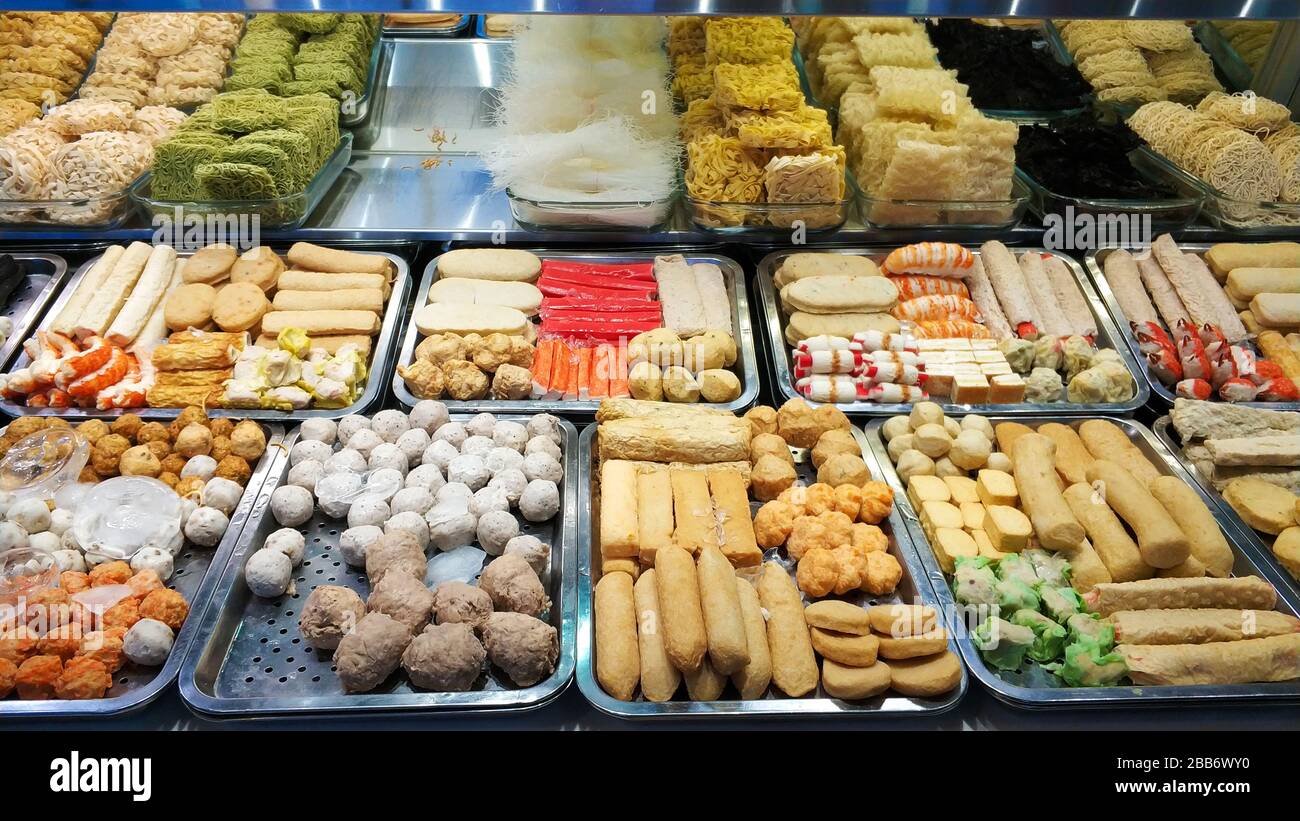 Spuntini di layout bello in esposizione al mercato Asian Street food. Foto Stock