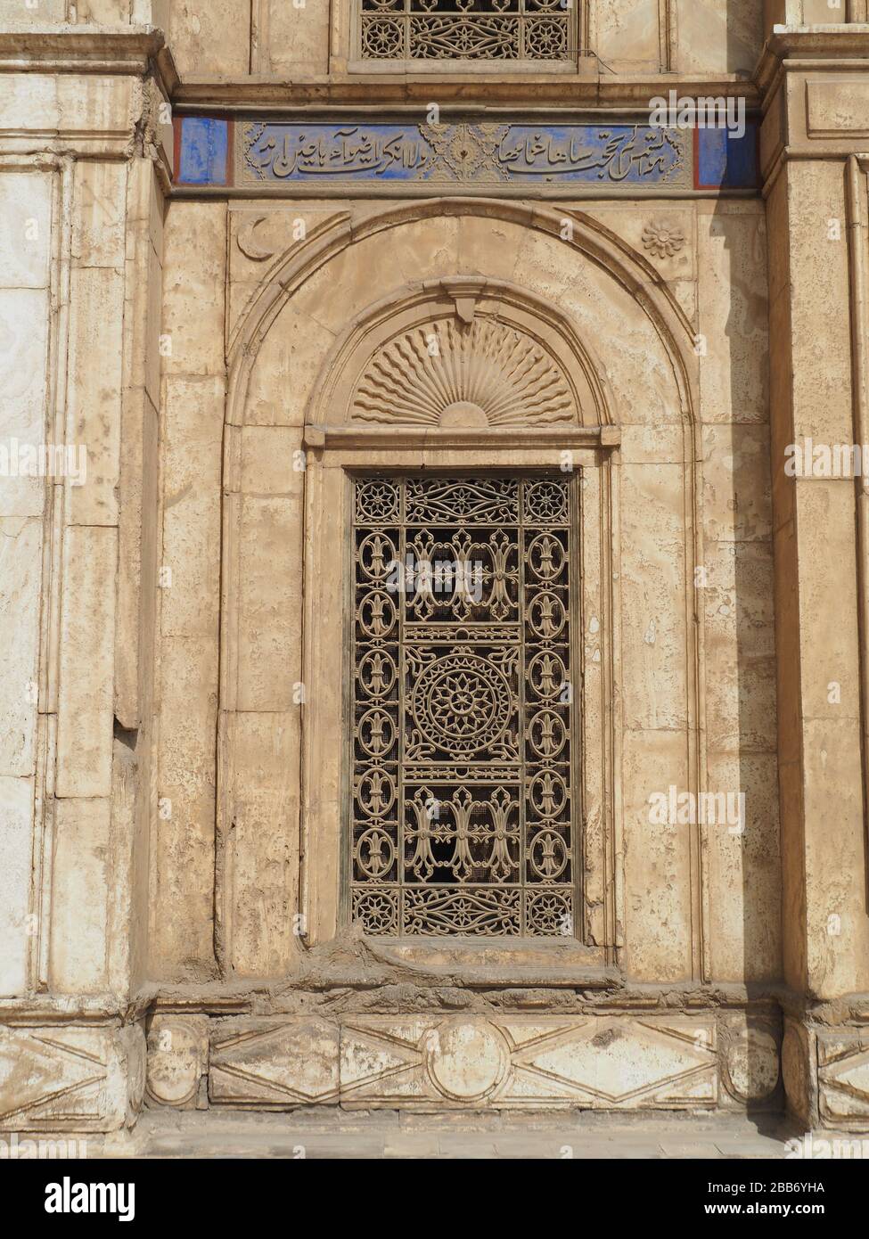Una tradizionale finestra decorata in stile arabo con ornamenti all'esterno di una moschea del Cairo Foto Stock