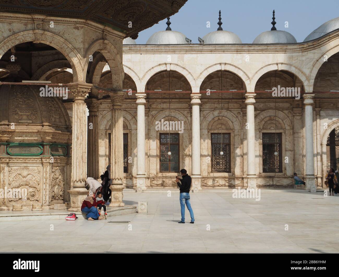 Cairo, Egitto, febbraio 2020 turisti scattare foto all'interno di una bella moschea tradizionale in c Foto Stock
