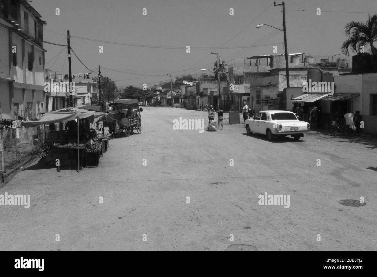 Cuba Havana casette in baraccopoli vestiti per lavare la casa, luci per vialetti caldi che illuminano le persone che camminano camion buio pioggia piovosa americana Foto Stock