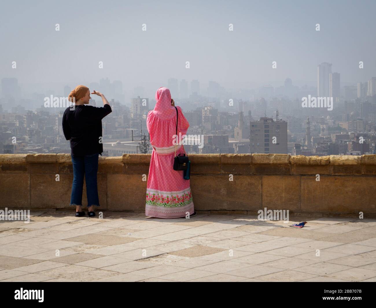 due donne si affacciano sullo skyline del cairo Foto Stock