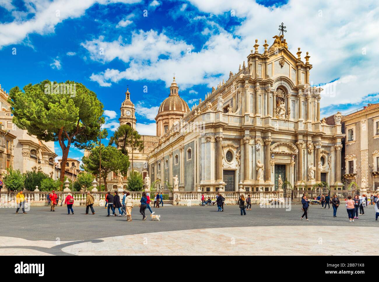 Catania - Aprile 2019, Italia: Veduta della Cattedrale di Sant'Agata nel centro storico della città Foto Stock