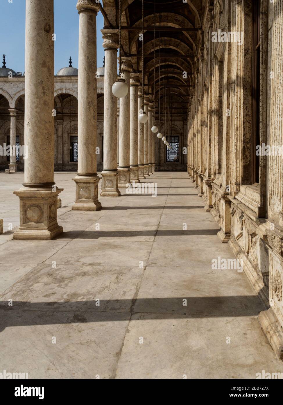 uno sguardo sul livello degli occhi in un tipico colonnato arabo e bello decorato all'interno del patio della moschea muhamad ali al cairo Foto Stock