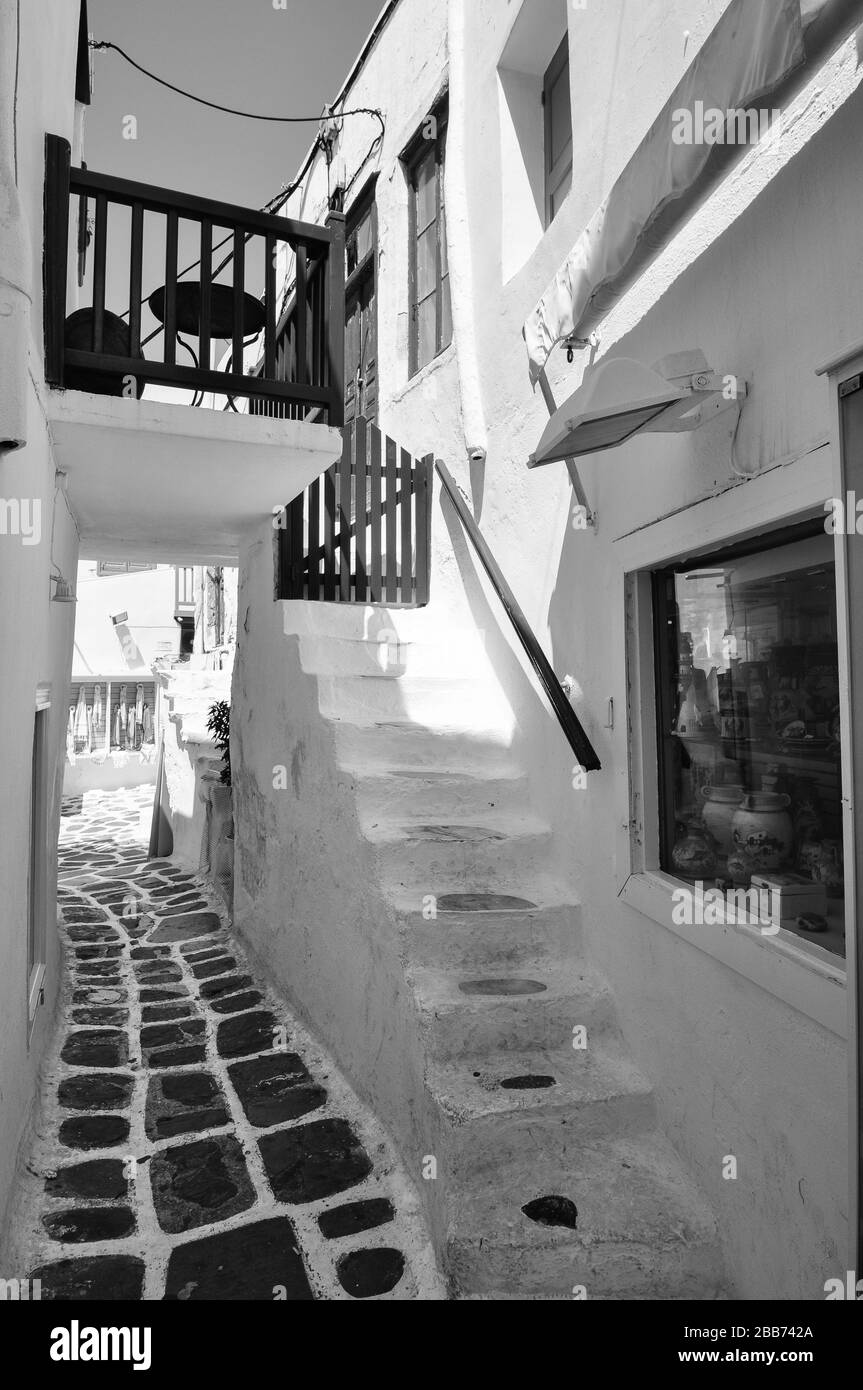 Strade, finestre e porte della città vecchia di Mykonos Foto Stock