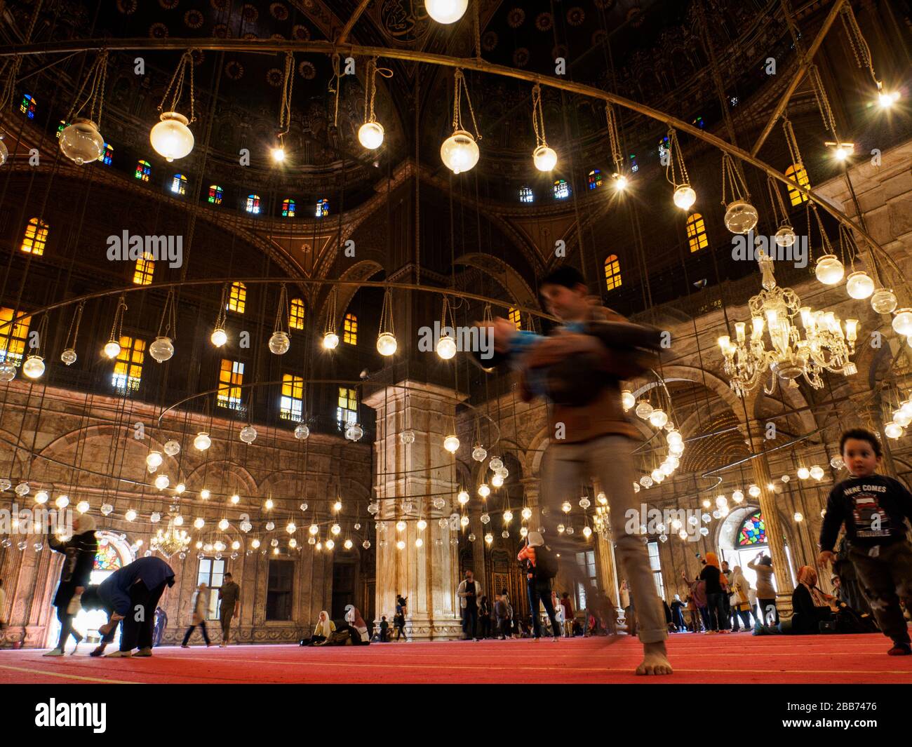 Cairo, Egitto, 2020, un ragazzo che gioca con suo fratello all'interno della grande moschea muhammad ali al cairo Foto Stock