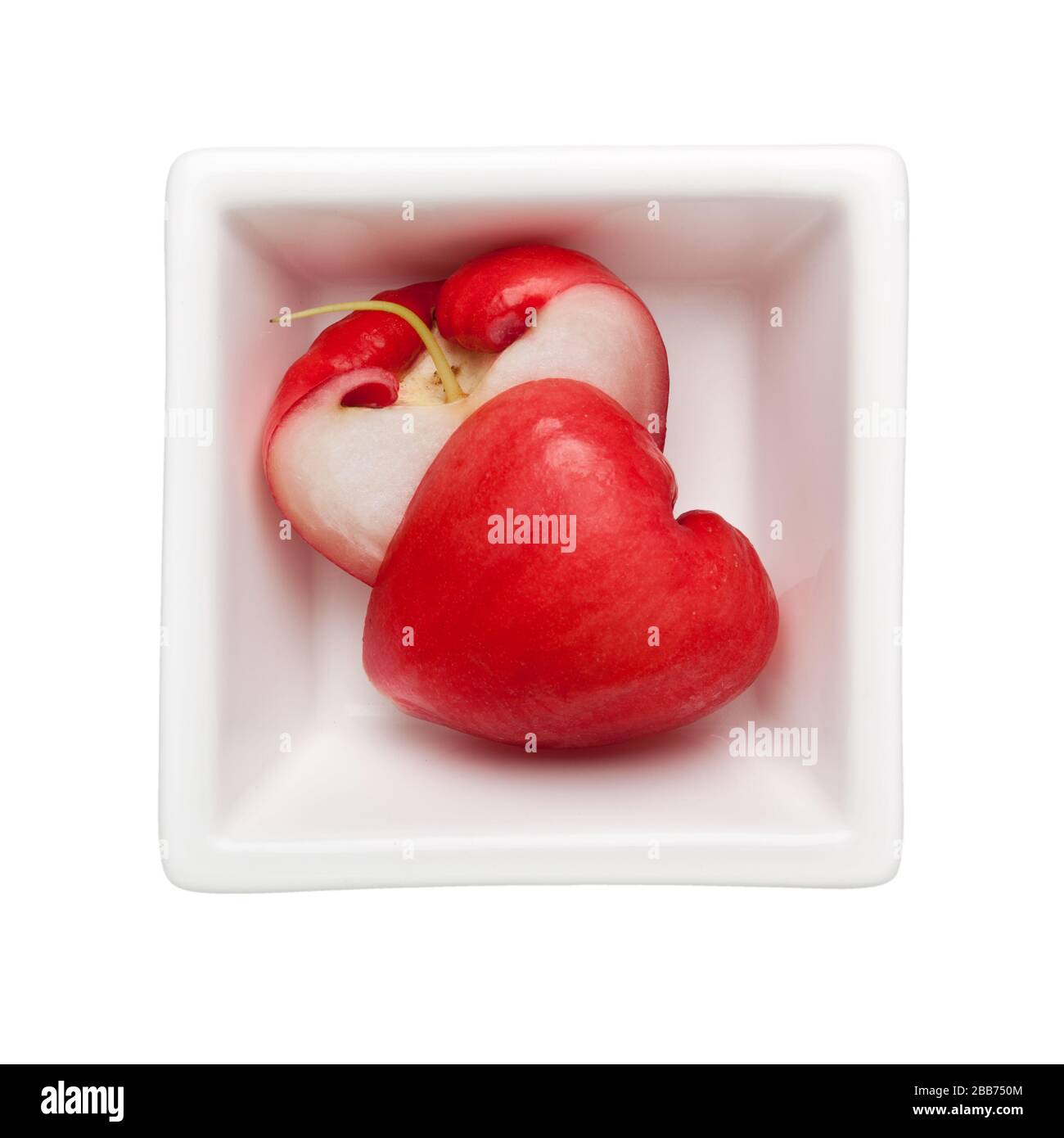 Mela Rosa Malay in una ciotola quadrata isolata su sfondo bianco Foto Stock