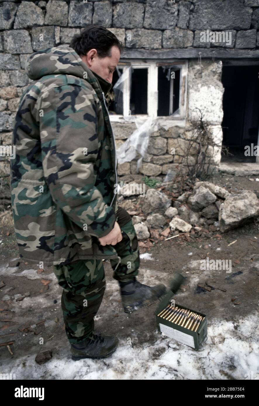 26th gennaio 1994 durante la guerra nella Bosnia centrale: Un soldato della Brigata Rama dell'UAV chiude il coperchio di una scatola abbandonata di munizioni M2 Browning .50 nel villaggio musulmano bosniaco di qui, che è stato catturato due giorni prima. Foto Stock