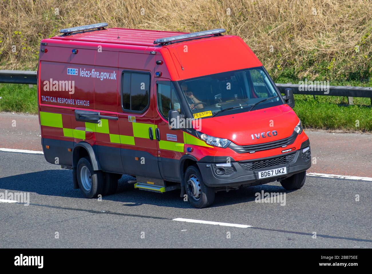 Red Leicester Fire Service Tactical Response Vehicle; Regno Unito Vehicle Vehicle Vehicle Vehicle Vehicle, Road Transport, Iveco Vehicle Driving, Roads & Motors, Motoring South-bound sull'autostrada M61 Foto Stock