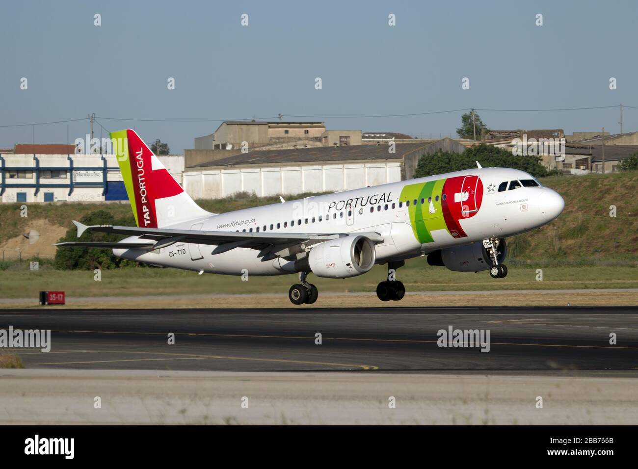 Un Airbus 319 DI TAP Air Portugal lascia l'aeroporto di Lisbona Humberto Delgado. Foto Stock