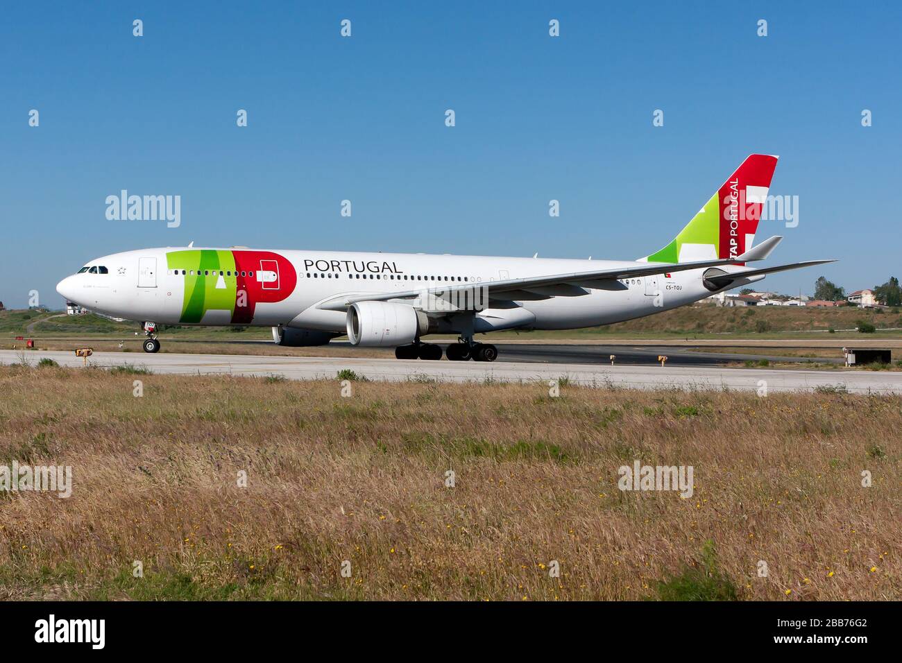 Un Airbus 330-200 DI TAP Air Portugal libera la pista all'aeroporto di Lisbona Humberto Delgado. Foto Stock