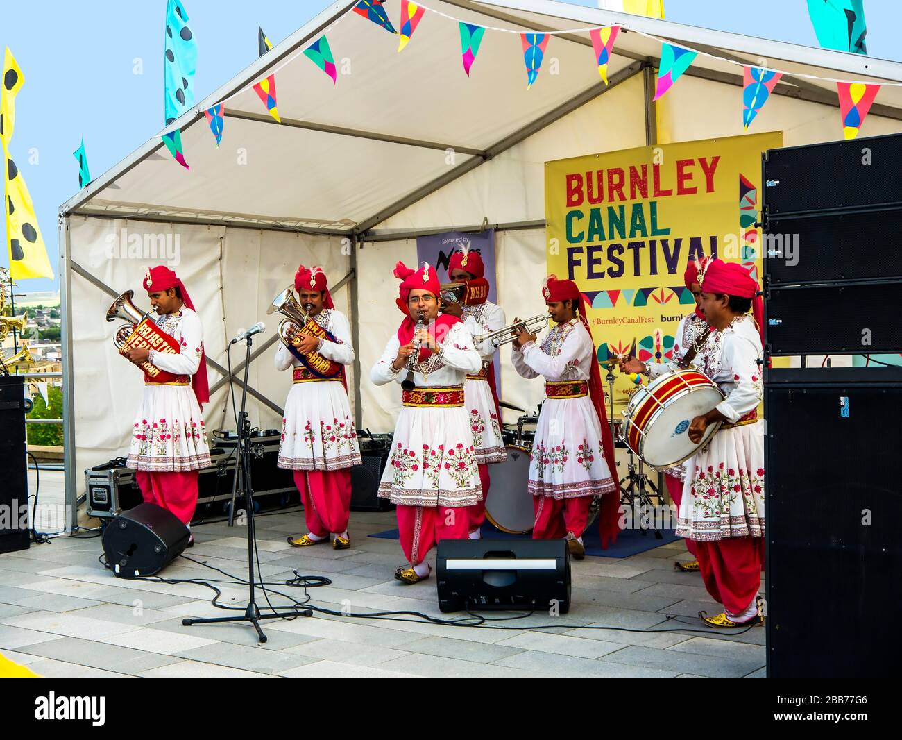 La Rajestan Heritage Brass Band dal canale Burnley all'evento di celebrazione del canale Leeds Liverpool. Burnley Lancashire Inghilterra Foto Stock