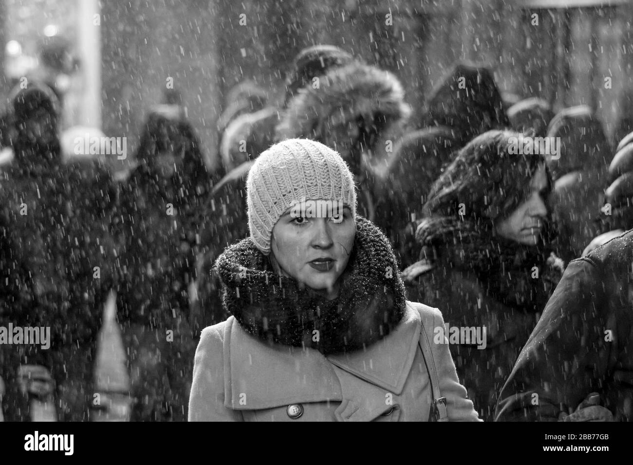 Giovane donna durante una caduta di neve in Time Square, Manhattan, New York City, Stati Uniti d'America Foto Stock