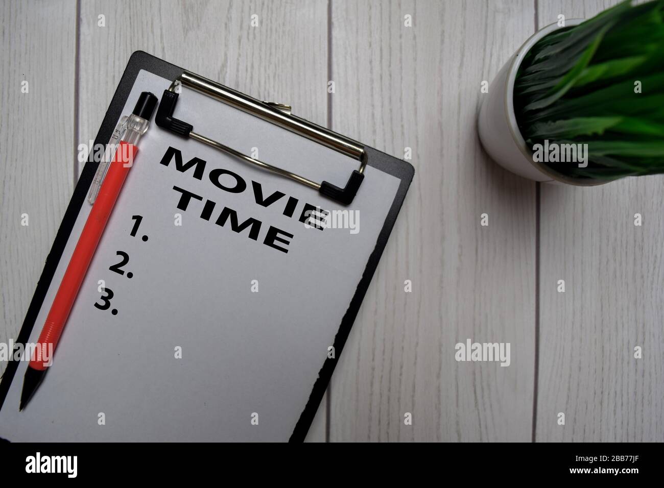 L'ora del film e il numero di elenco scrivono su una documentazione isolata sulla scrivania dell'ufficio. Foto Stock