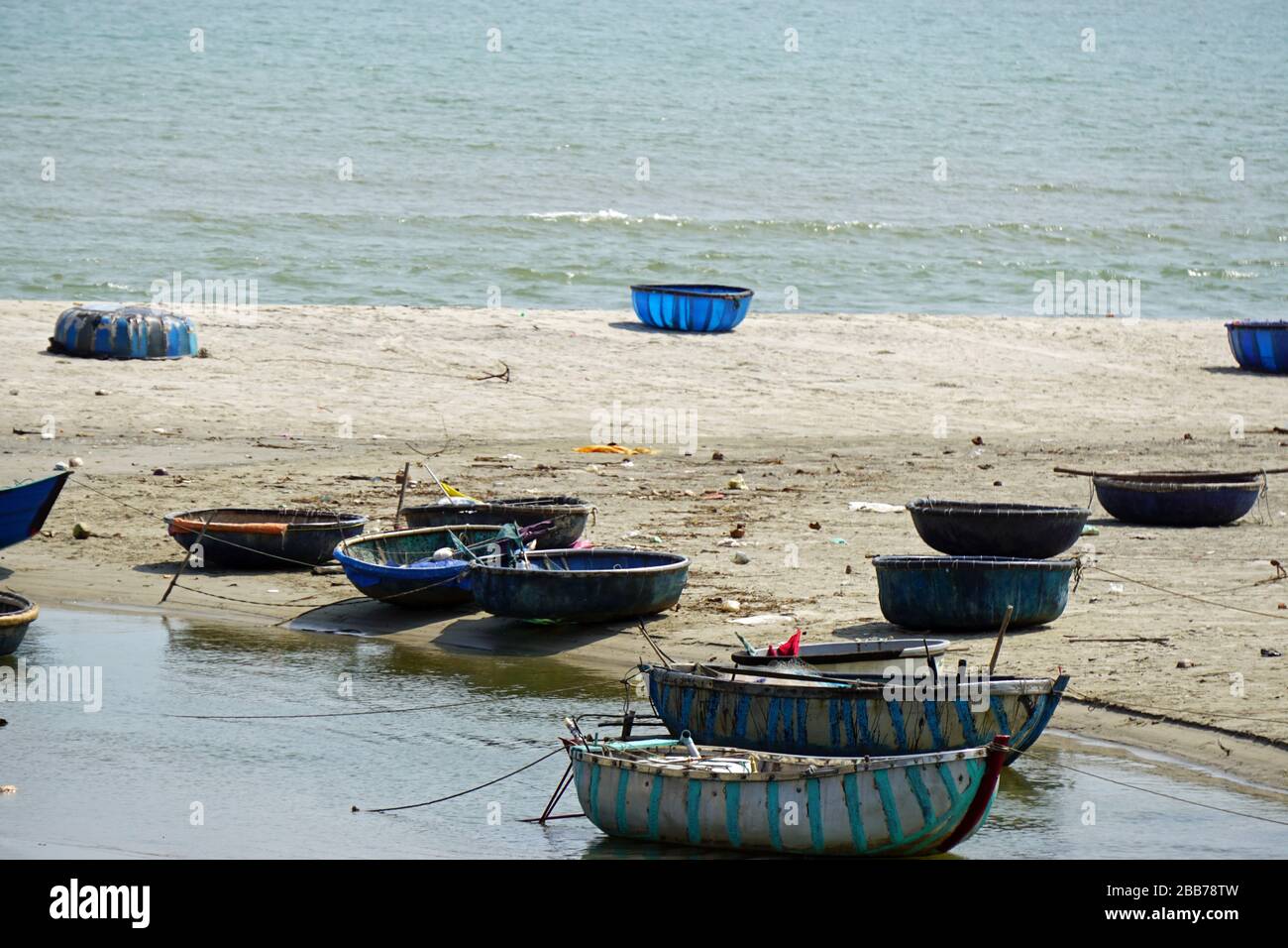 barche di pescatori a cesto rotondo sulla costa in vietnam Foto Stock