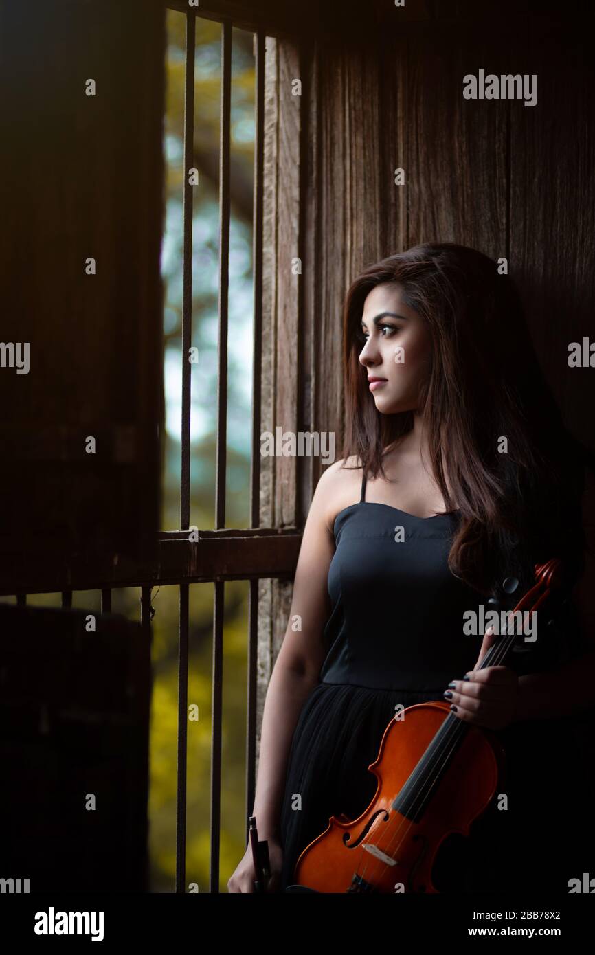 Quando suonate un pezzo di violino, siete un narratore e state raccontando una storia. Foto Stock