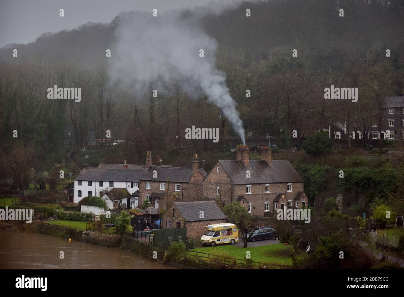 Fumo di camino da carbone o fuoco di ceppo in Ironbridge Shropshire UK Foto Stock