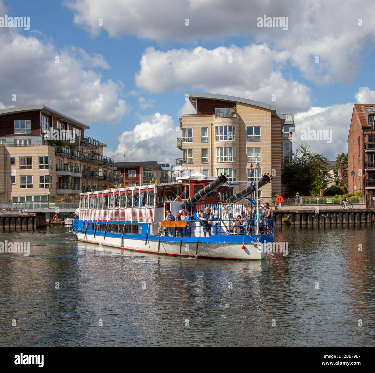 Il traghetto New Southern Belle River si avvicina allo sbarco di Turk a Kingston upon Thames, un sobborgo di Londra, Inghilterra. Il traghetto corre tra Hampton Co Foto Stock