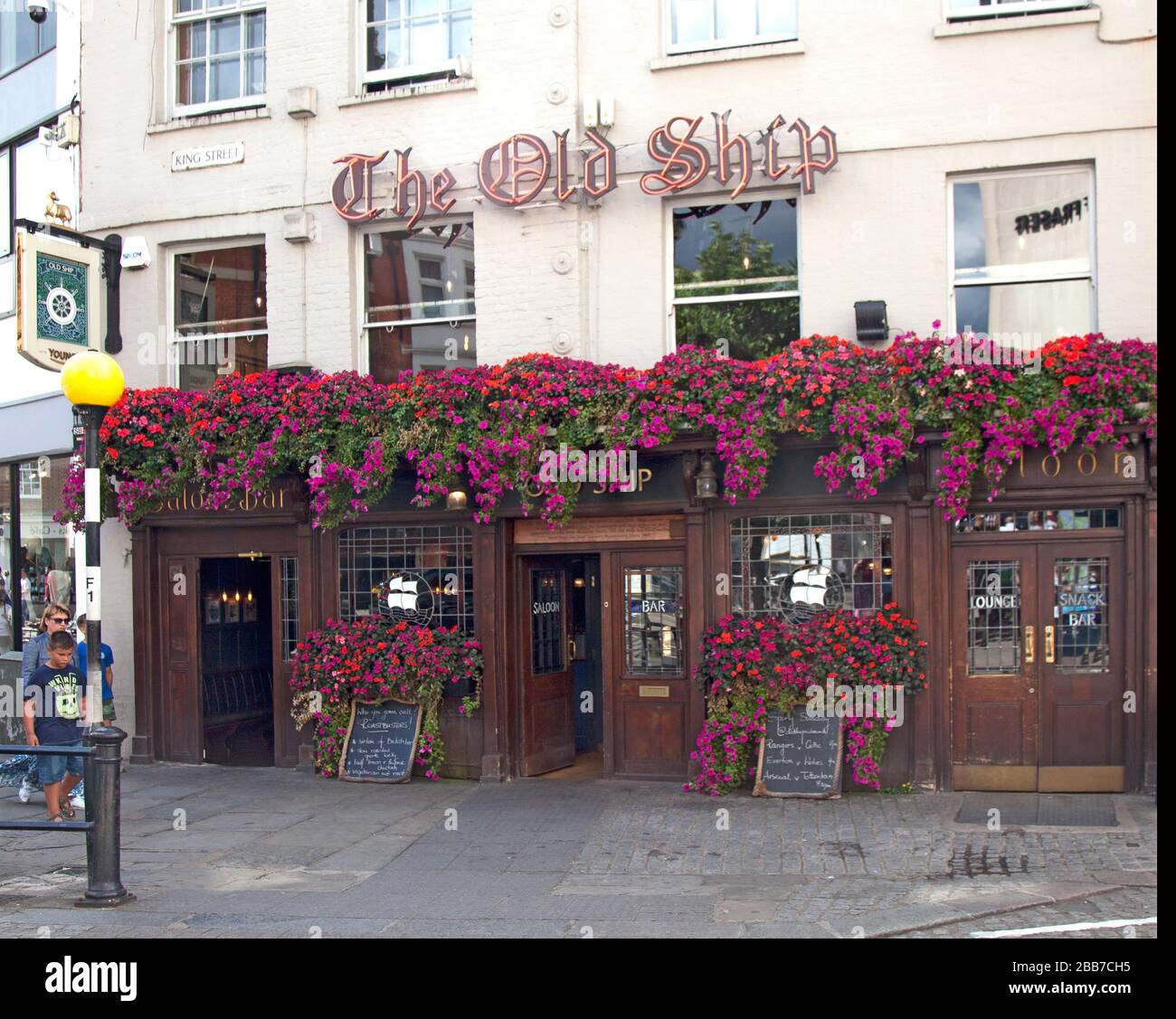 Il pub Old Ship e il ristorante di Richmond, in Inghilterra, si trova in questo centro cittadino dal 1735, e serve come tappa tra Londra e Hampton Court. Foto Stock