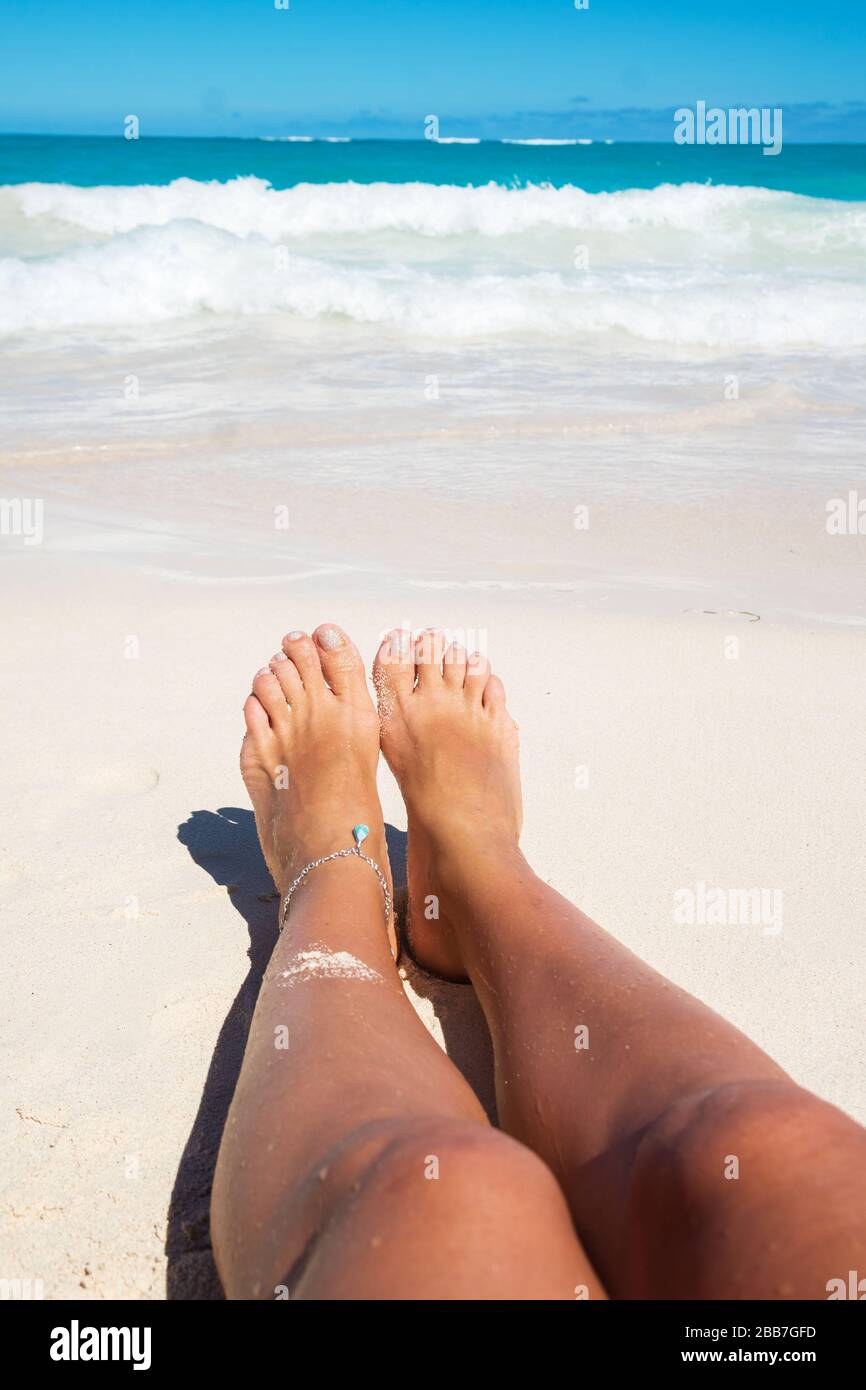 Belle gambe abbronzate fotografate sulla spiaggia Foto stock - Alamy