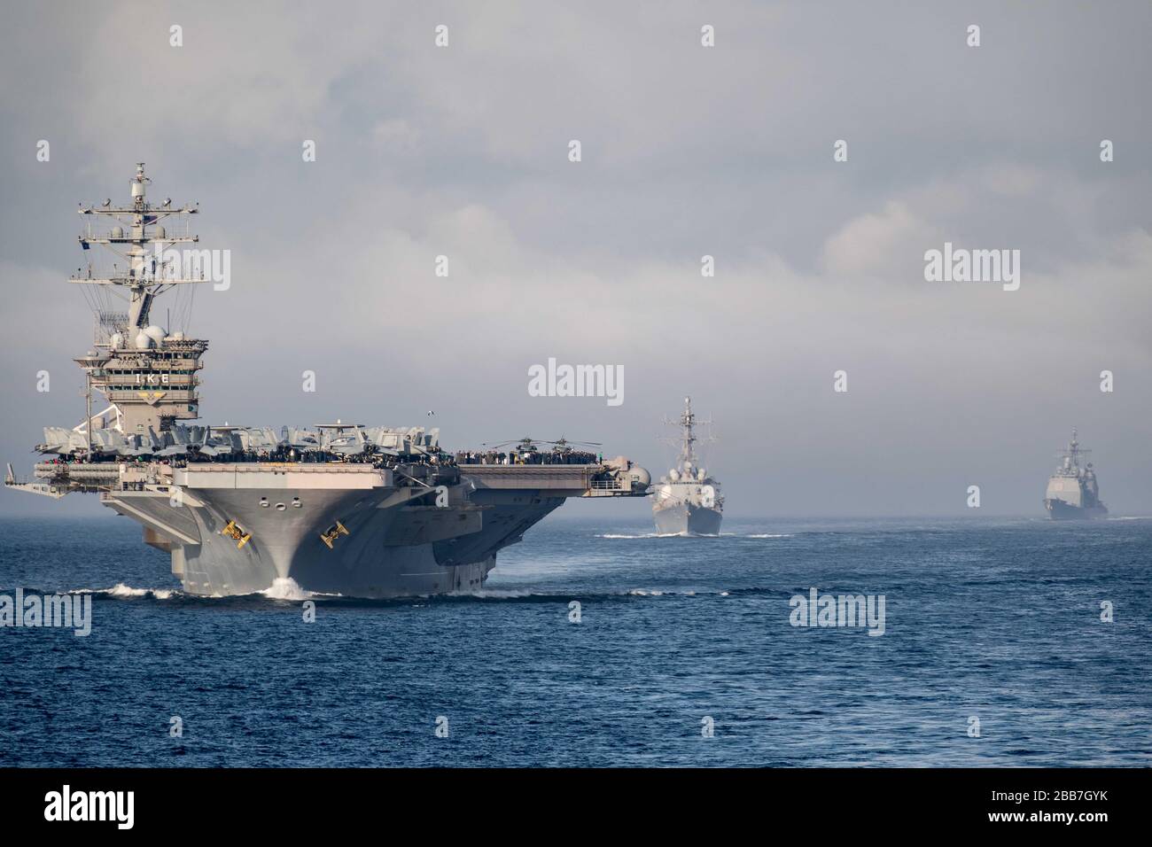La nave portaerei della classe Nimitz della marina statunitense USS Dwight D. Eisenhower con il cacciatorpediniere USS Truxtun, di classe Arleigh Burke, transita nello stretto di Gibilterra il 9 marzo 2020 nel Mar Mediterraneo. Foto Stock