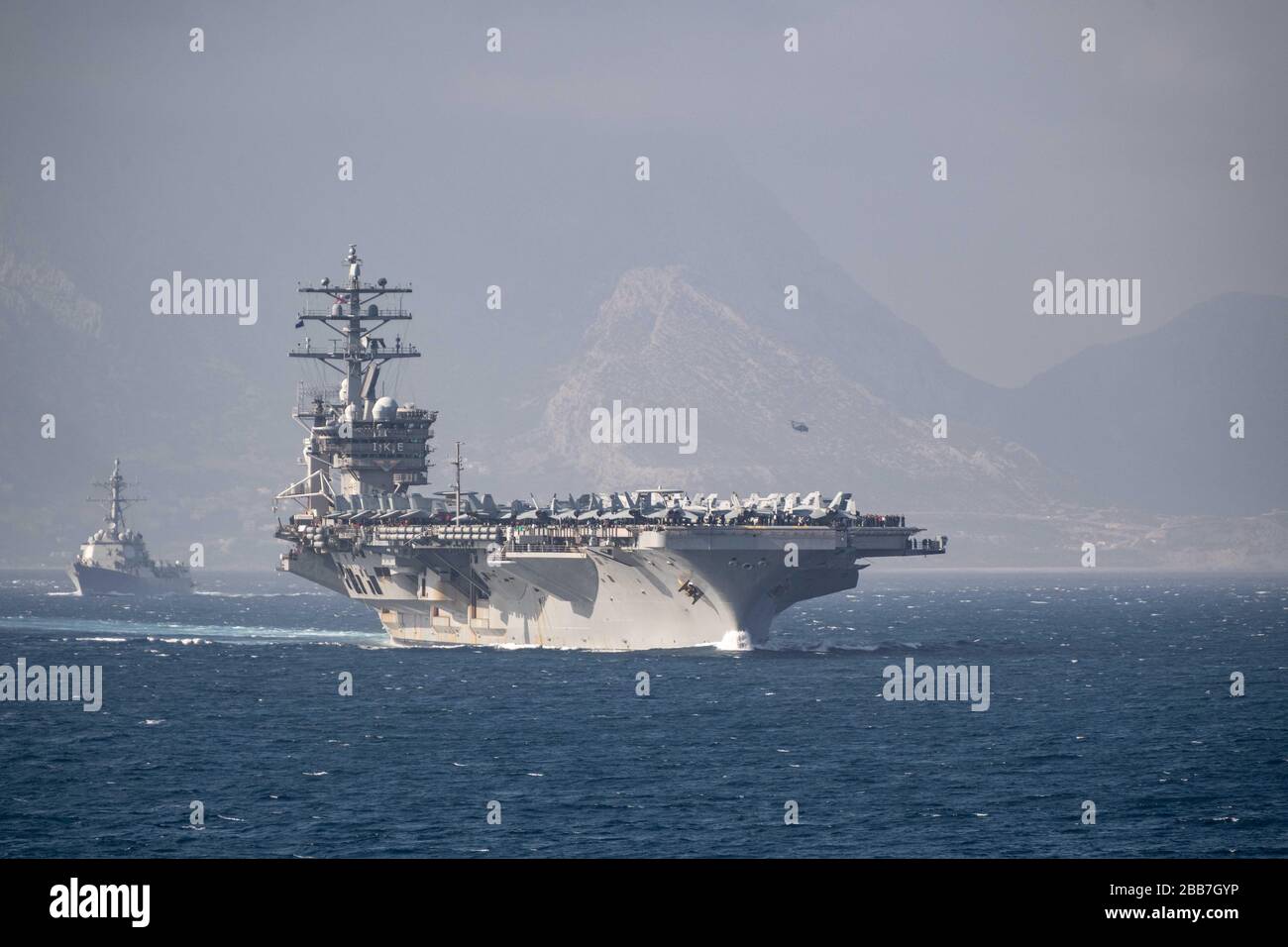 La nave portaerei USS Dwight D. Eisenhower della classe americana Nimitz con il cacciatorpediniere guidato della classe Arleigh Burke USS James E. Williams transita nello stretto di Gibilterra il 9 marzo 2020 nel Mar Mediterraneo. Foto Stock