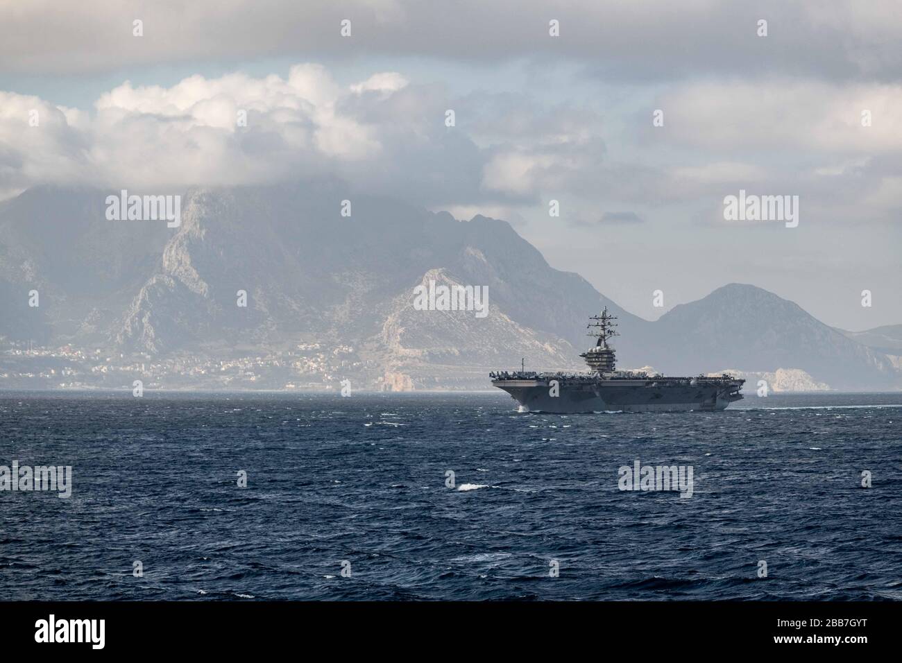 La nave portaerei della classe Nimitz della marina statunitense USS Dwight D. Eisenhower transita nello stretto di Gibilterra il 9 marzo 2020 nel Mar Mediterraneo. Foto Stock