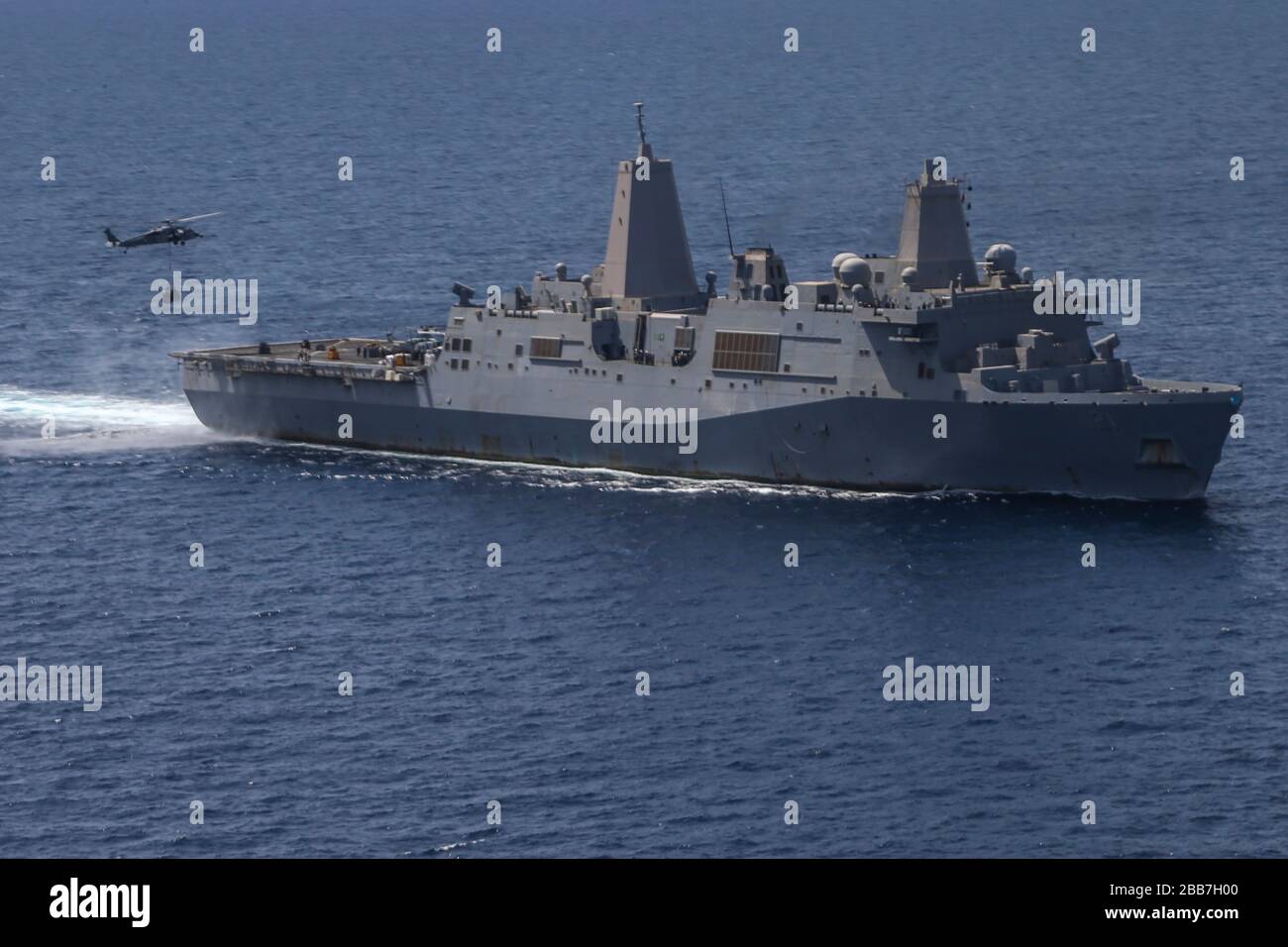 Una marina militare statunitense MH-60S Sea Hawk si prepara a far cadere il carico sulla nave di trasporto anfibio della classe San Antonio USS New York durante le operazioni con la flotta 5th 24 marzo 2020 nel Mar Rosso. Foto Stock