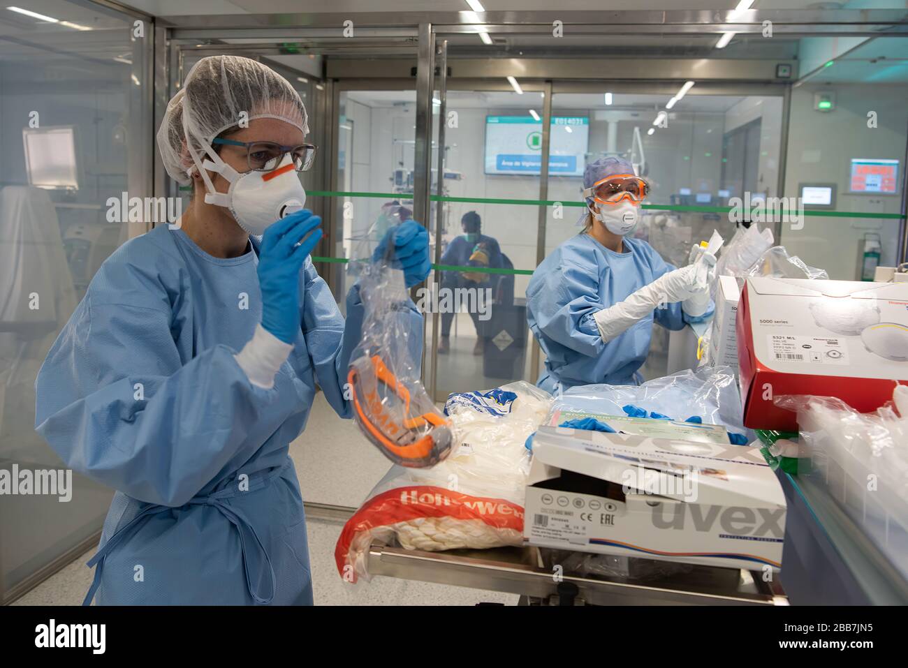 Gli operatori sanitari di Barcellona, Spagna testano e trattano pazienti affetti da COVID-19. Tutti i lavoratori utilizzano dispositivi di protezione individuale (DPI) adeguati. (FOTO: CLINICA ospedaliera - Barcellona) Foto Stock