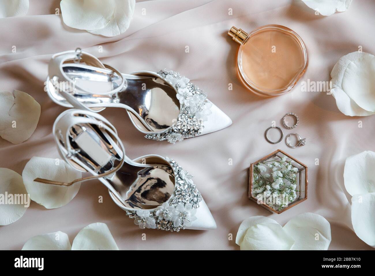 Preparazione del matrimonio mattutino. Accessori sposa matrimonio. Bouquet nuziale e scarpe Foto Stock