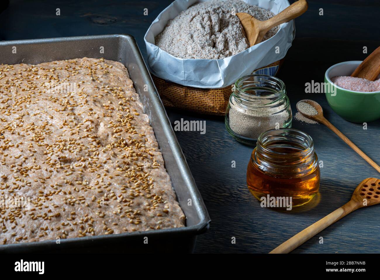 Preparazione del pane in teglia con ingredienti crudi. Foto Stock