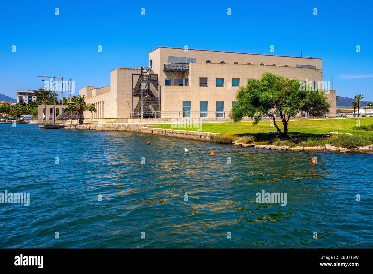 Olbia, Sardegna / Italia - 2019/07/21: Vista panoramica del Museo Archeologico di Olbia - Museo Archeologico - sul Golfo di Olbia al porto Foto Stock