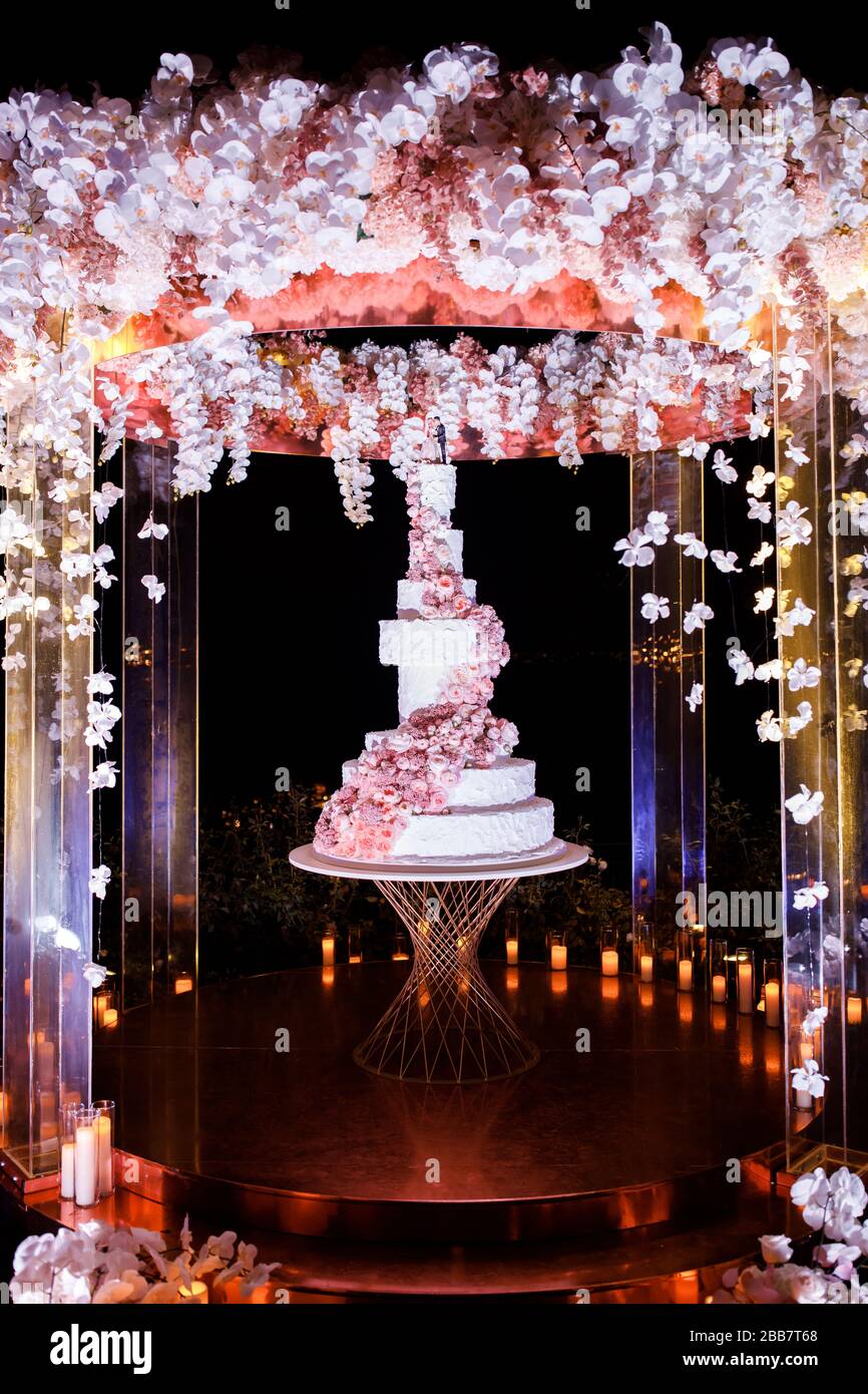 Bella deliziosa torta bianca di nozze alla sera. Torta nuziale per ospiti e spose Foto Stock