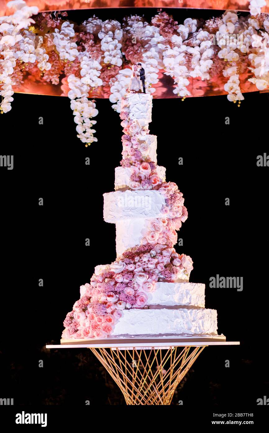Bella deliziosa torta bianca di nozze alla sera. Torta nuziale per ospiti e spose Foto Stock
